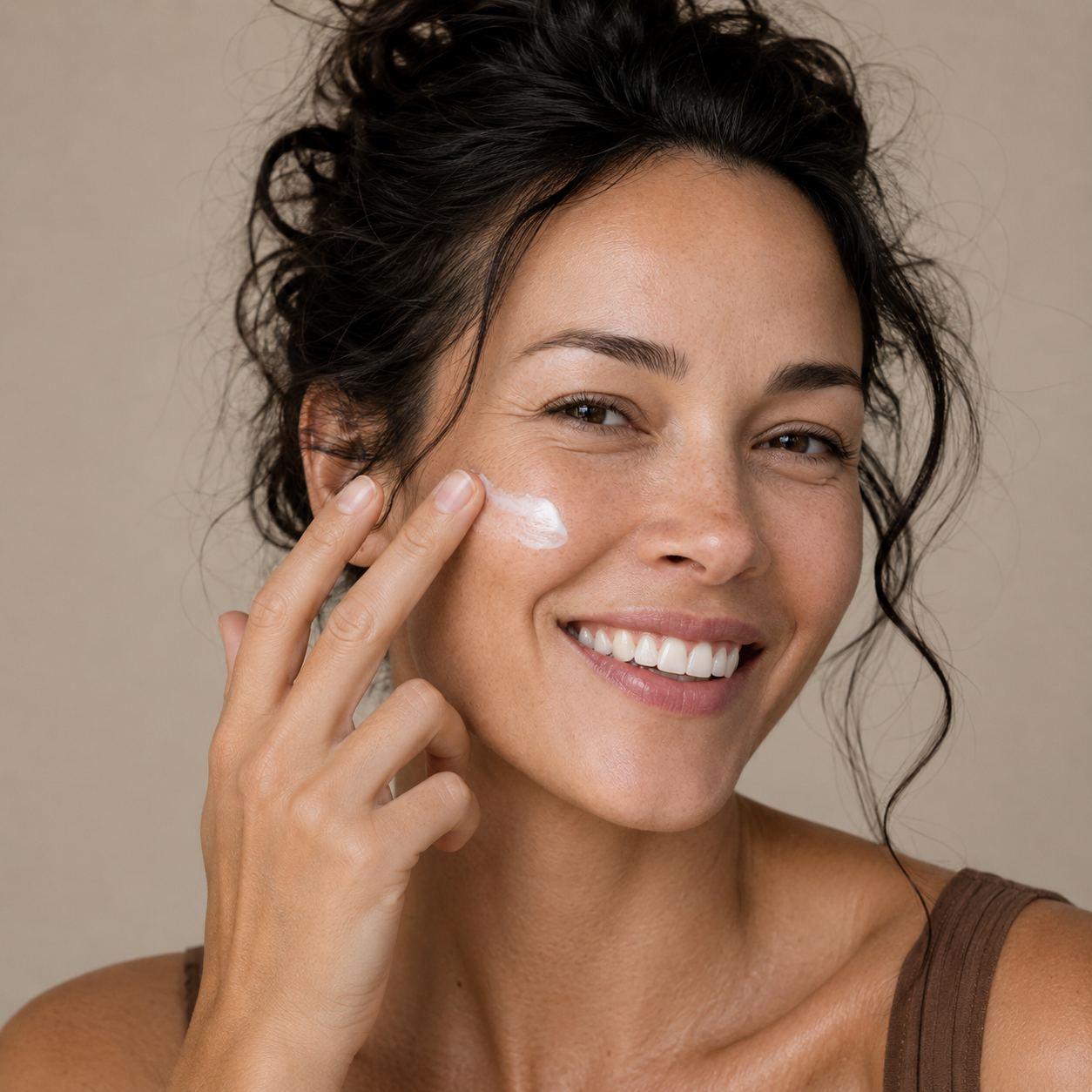 Model appling Skinmoods Nourishing Day Cream  on her face