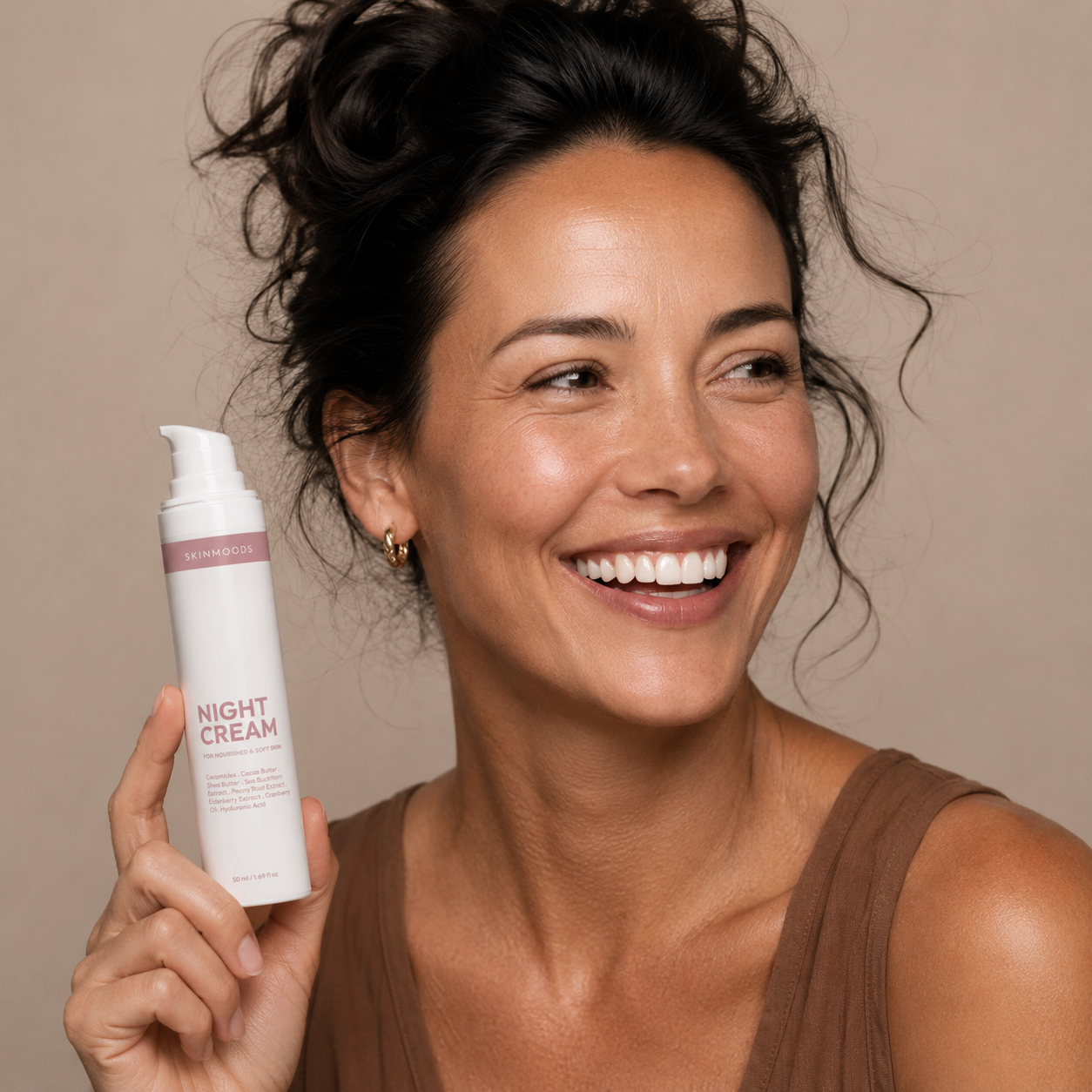 Model with Skinmoods Nourishing Night Cream in her hand