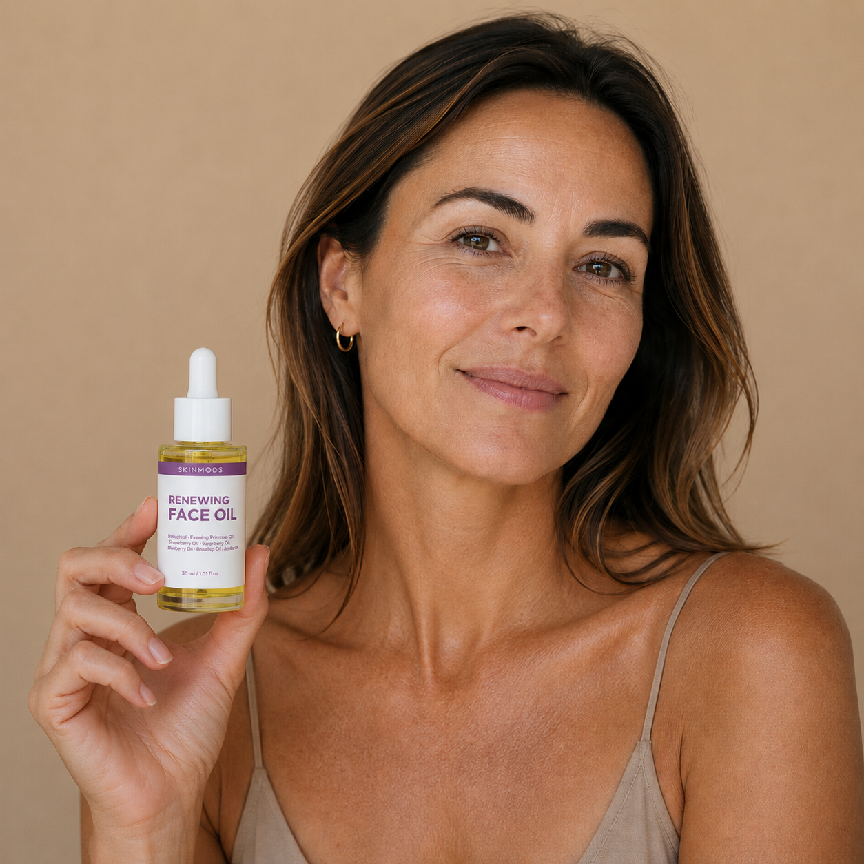 Model with the Skinmoods Renewing Face Oil in her hand