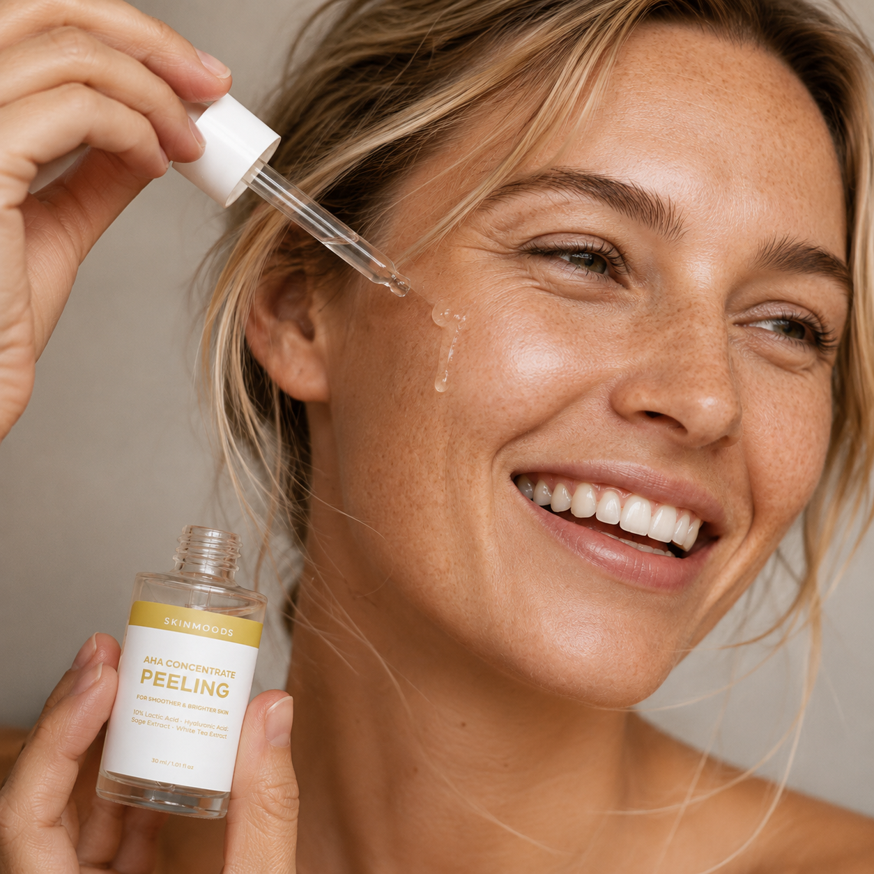 Model applicating Skinmoods AHA Concentrate Peeling to her skin