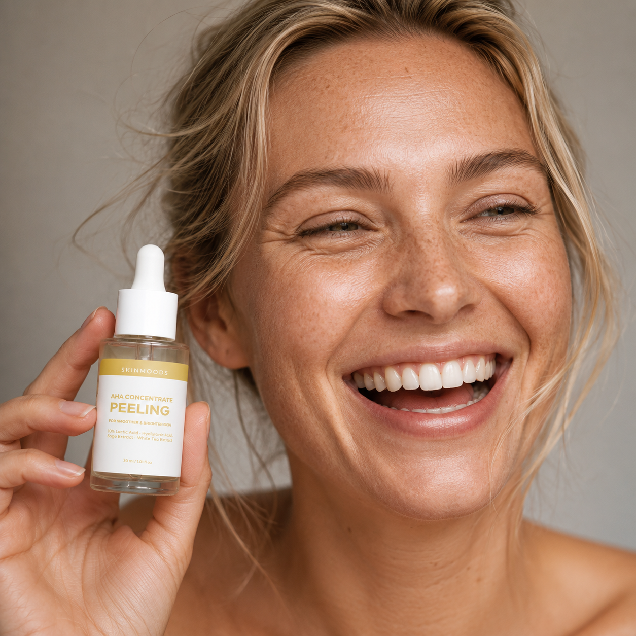 laughing Model with Skinmoods AHA Concentrate Peeling