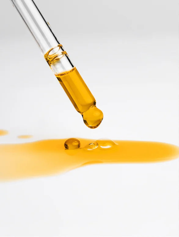Skinmoods Glowing Face Oil golden texture — organic face oil radiant skin