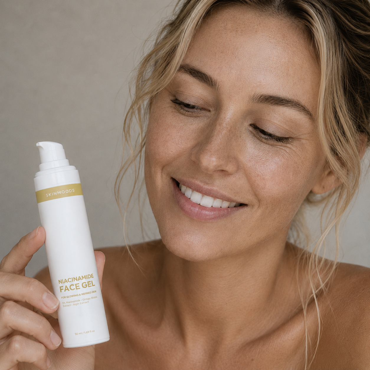 Model with Skinmoods Niacinamide Face Gel in her hand