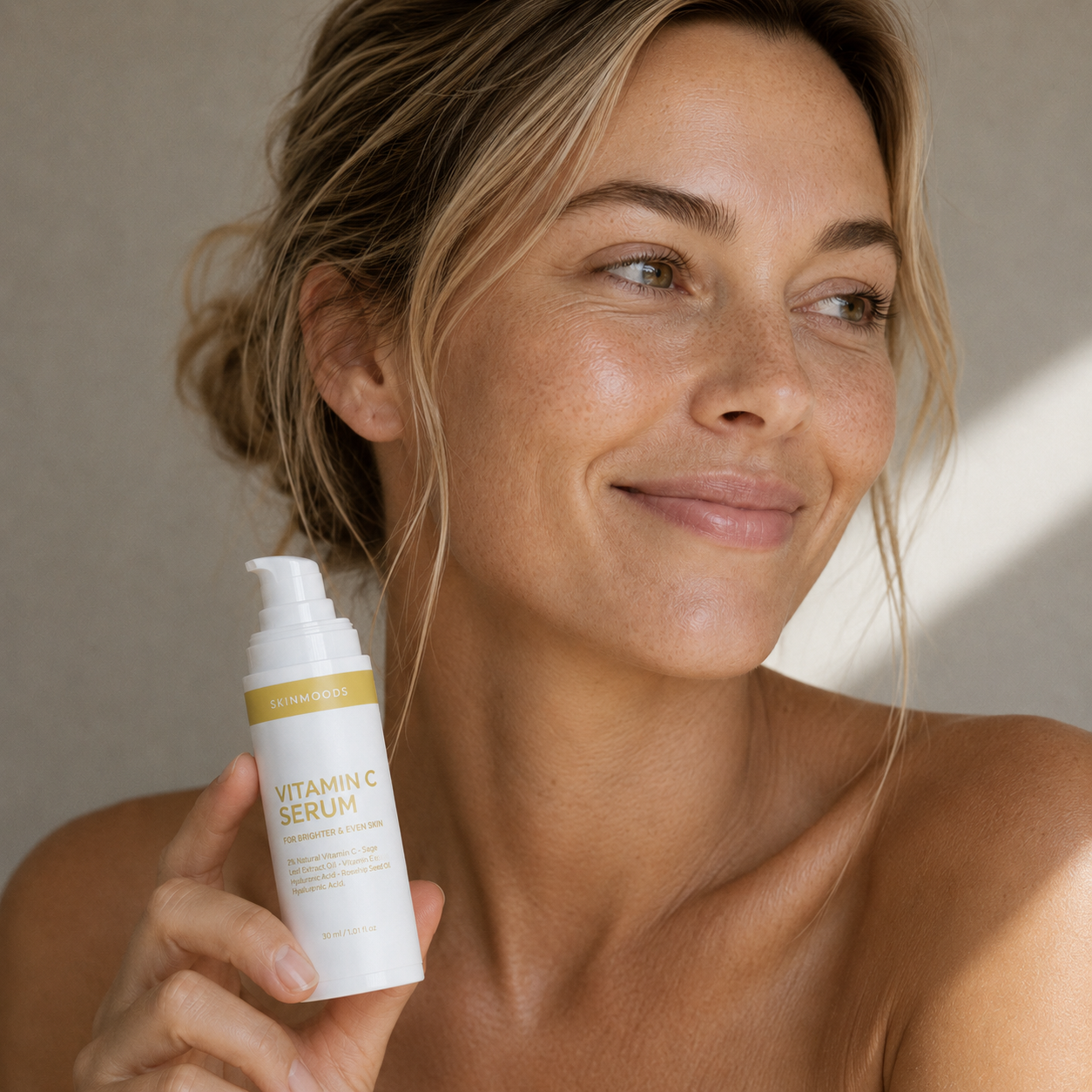 Model with Skinmoods Vitamin C Serum in her hand
